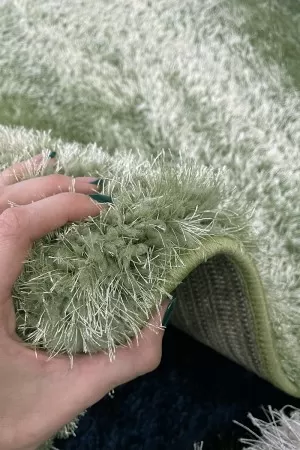 Светлозелен шаги килим Пъфи