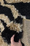 Шаги килим Спаго в черно и златно на вълни
