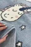 Светлосин детски килим с еднорог