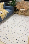 Бял килим Артист на цветни точки