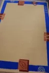 Бежов килим Импулс със синя рамка