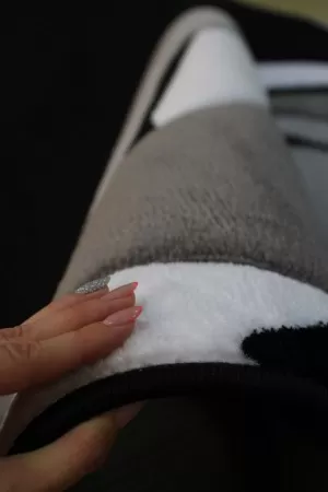 Килим Флория на вълни в черно и бяло