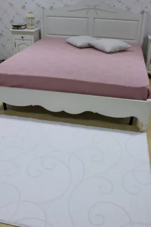 Бял килим Уникат на завъртулки