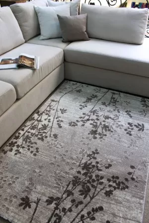 Кафяв килим Левъл с цветни клонки