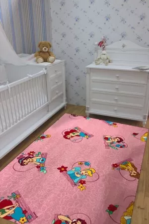 Мокетен детски килим с Дисни принцеси розов
