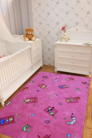 Розов мокетен детски килим с гимнастички