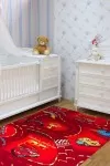 Червен мокетен килим с Маккуин светкавицата
