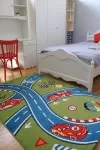 Зелен детски килим с писта