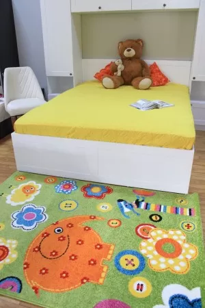 Зелен детски килим с животни