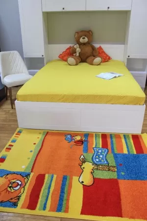 Многоцветен детски килим с животни