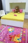 Розов детски килим с приказен замък